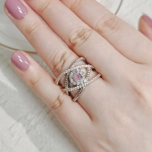 Dettaglio dell'anello multistrato in oro rosa con pietra centrale rotonda rosa
