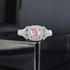 Macro de un anillo de plata con diseño de halo, gran circón rosa y pavé de micro piedras
