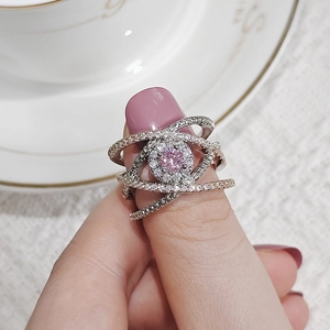 Vista dettagliata dell'anello multistrato con pietra rosa e pavé su una tazza da caffè