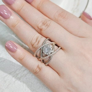 Dettaglio di elegante anello incrociato in argento con micro-pavè di cristalli lucidi