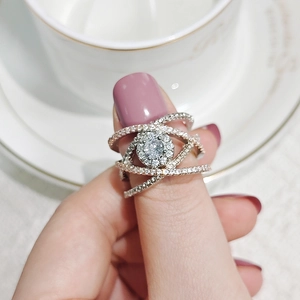 Dettaglio macro dell'anello incrociato in oro rosa e argento con pavé di diamanti