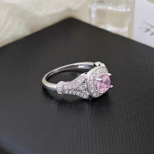 Detalle de anillo de plata S925 con gran circón rosa y pavé de piedras brillantes