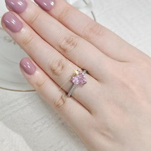 Nahaufnahme eines herzförmigen rosa Zirkonia-Rings mit Mikro-Pavé-Fassung