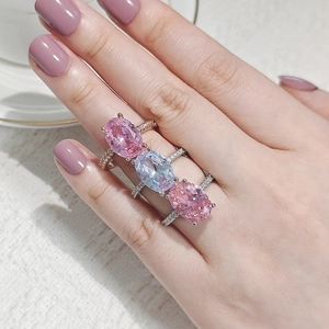 Elegantes anillos de circón rosa y azul claro corte ovalado con pavé de diamantes en oro rosa