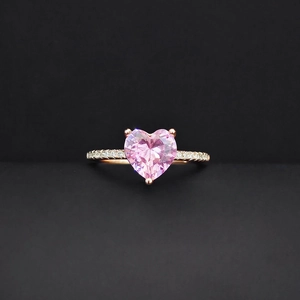 Nahaufnahme eines rosafarbenen Herz-Edelsteinrings mit Diamantakzenten in Roségold