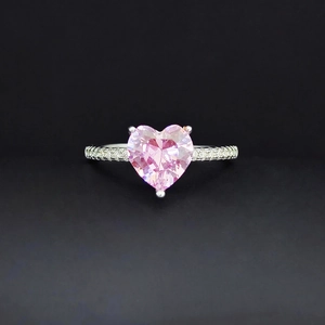 Detailansicht eines herzförmigen rosa Zirkonia-Steins und der silbernen Ringschiene