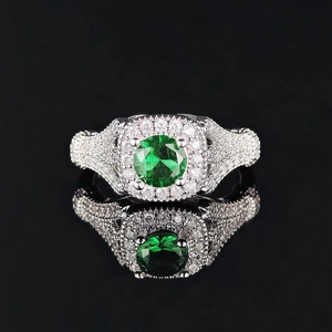 Elegante anillo de plata con circón verde redondo y micropavé de cristales blancos