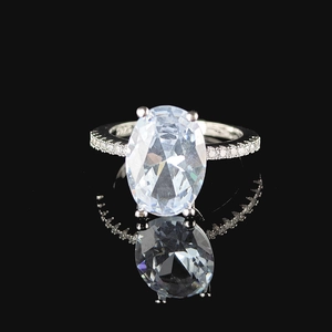 Elegante anillo de plata S925 con una gran circonita ovalada en un engaste clásico de 4 garras