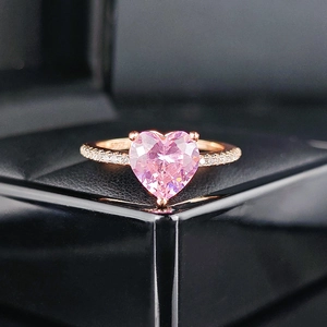 Nahaufnahme eines herzförmigen rosa Edelsteinrings mit S925-Silberpunze-Detail