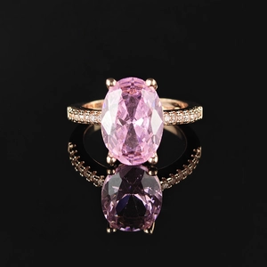 Exquisito anillo de oro rosa con gran circonita rosa ovalada y pavé brillante
