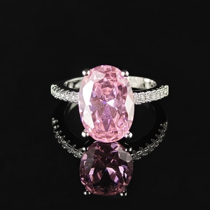 Refinado anillo de plata con un gran circón rosa ovalado y detalles laterales brillantes