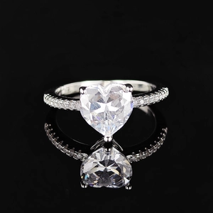Eleganter herzförmiger Zirkonia-Ring mit mikropavé Silberband auf schwarzem Spiegel