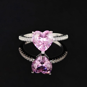Eleganter herzförmiger rosa Edelsteinring in Silberoptik mit Pavé-Besatz