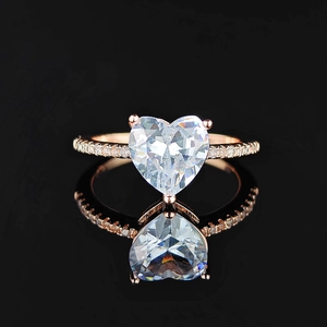 Edler roségoldener Ring mit großem Herz-Kristall und Pavé-besetztem Zirkonia-Band