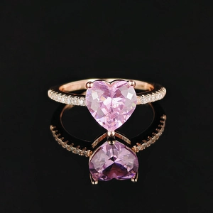 Exquisiter Roségoldring mit großem herzförmigem rosa Edelstein und Pavé-Diamanten