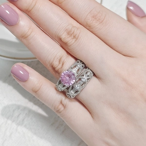 Dettaglio di anelli vintage sovrapponibili con zircone rosa e intaglio traforato