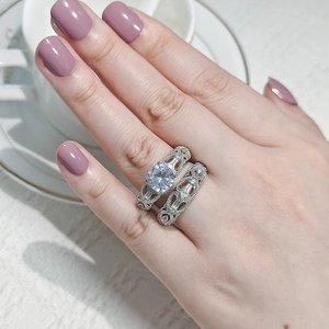 Dettaglio del set di anelli vintage in argento con zirconi su mano con smalto lilla