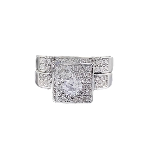 Elegante conjunto de anillos apilables con circonita de halo cuadrado en oro blanco pulido