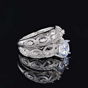 Dettaglio degli anelli impilabili in argento con zircone rotondo e design traforato retrò