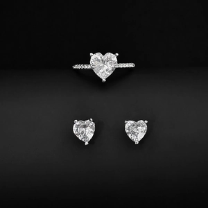 Details des Herz-Schmucksets mit Kristall-Zirkon-Ring und passenden Herz-Ohrsteckern