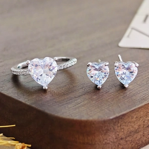 Elegantes Herz-Zirkonia-Schmuckset mit Ring und Ohrsteckern in glänzendem Silber-Finish