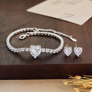 Elegantes herzförmiges Zirkonia-Schmuckset mit Armband und passenden Ohrsteckern