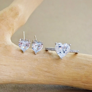 Detailaufnahme eines Herz-Zirkon-Schmucksets mit Silberring und passenden Ohrsteckern