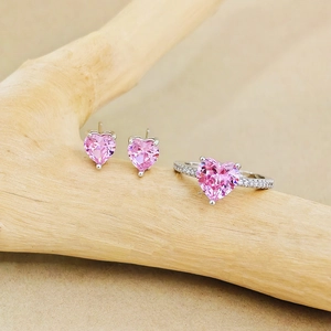 Schmuckset mit rosa Herz-Zirkonia bestehend aus Silberring und passenden Ohrsteckern