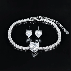 Details des silbernen Schmucksets mit herzförmigem Zirkonia, Armband und Ohrsteckern