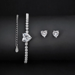 Detailansicht des silbernen Herz-Schmucksets mit funkelndem Zirkon-Armband und Steckern