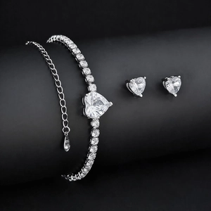 Detail von silbernem herzförmigem Armband und Ohrringen-Set mit funkelnden Zirkonia