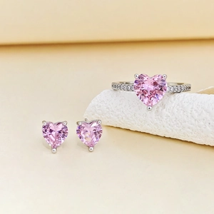 Schmuckset mit rosa Herzzirkon, Silberring und Ohrsteckern in elegantem Stil