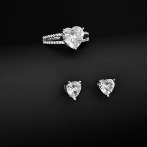 Exquisites Schmuckset mit Herz-Zirkonia bestehend aus einem Silberring und Ohrringen