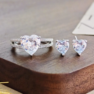 Exquisites Herz-Zirkonia Schmuckset mit einem silbernen Ring und passenden Ohrsteckern