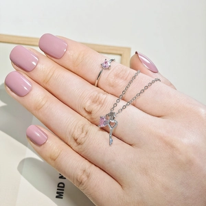 Zilveren sieradenset met roze hartstenen, sleutelketting en bijpassende ring