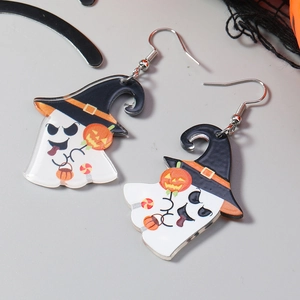 Nahaufnahme von Halloween-Geist-Ohrringen mit Hexenhut und Kürbislaternen-Detail