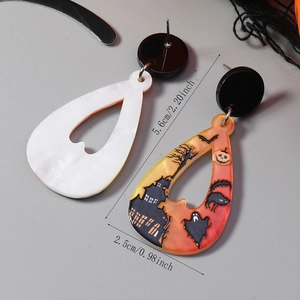 Detail von Halloween-Acryl-Ohrringen mit Geister- und Kürbisdrucken, 5,6 cm Länge