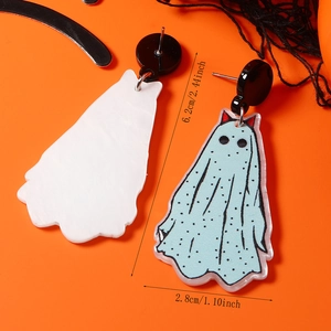 Detalle de los pendientes de fantasma de Halloween azul claro con medidas y reverso blanco