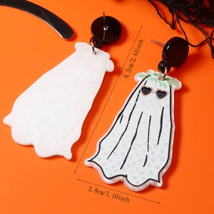 Detalle de pendientes de fantasma de acrílico con gafas de sol sobre fondo naranja