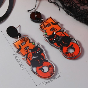 Vista detallada de pendientes de Halloween en acrílico con texto boo y dimensiones