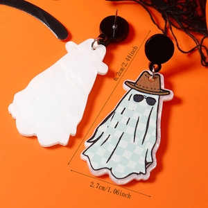 Detalle de pendientes de fantasma para Halloween en acrílico de 6,2 cm x 2,7 cm