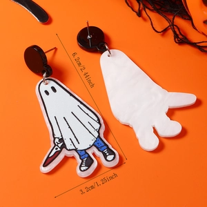 Detalle del pendiente de acrílico de fantasma con cuchillo sobre fondo naranja vibrante