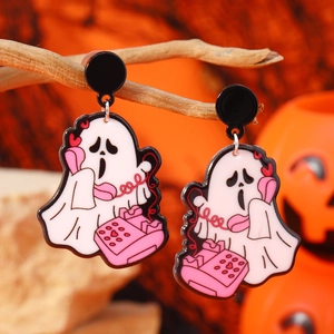 Niedliche Halloween-Geisterohrringe mit rosa Telefon-Design an einem Ast