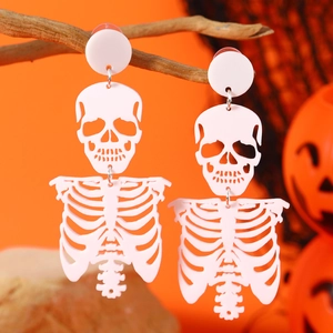 Pendientes de calavera gótica en acrílico para Halloween sobre fondo naranja