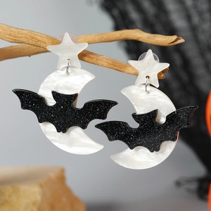 Halloween-Acrylohrringe mit weißem Mond und schwarzer Fledermaus vor rustikalem Hintergrund