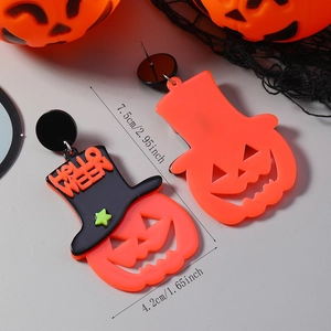 Detail der Halloween Kürbis Ohrringe mit schwarzem Zylinder und Hello Ween Text aus Acryl