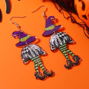 Makroaufnahme der Acryl-Hexenohrringe mit bunten Beinen auf orangem Halloween-Hintergrund