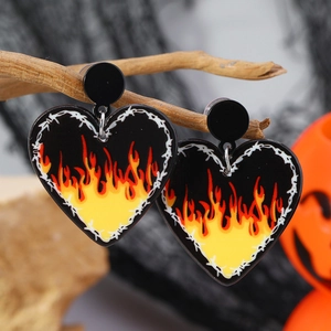 Halloween-Herz-Ohrringe mit Acryl-Flammen und Stacheldraht-Design auf trockenem Holz