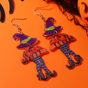 Detail der bunten Acryl Halloween Hexenbeine Ohrringe mit Ringelsocken und lila Hut