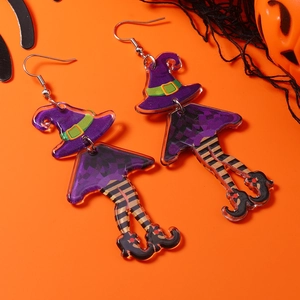 Detail der Acryl-Ohrringe mit Hexenhut und gestreiften Beinen für Halloween